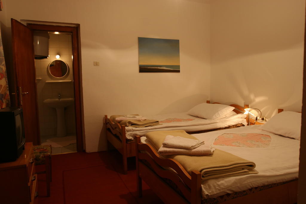טיראנה Guesthouse Pension Andrea מראה חיצוני תמונה